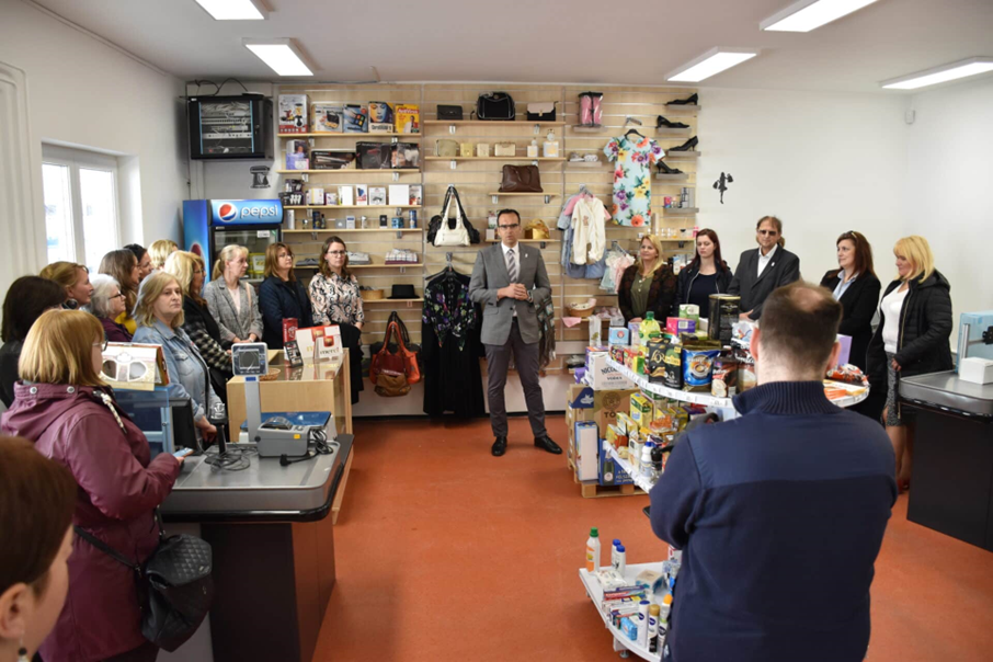 Kereskedelmi szaktantermet adtak át a Gróf Károlyi Sándor Technikumban